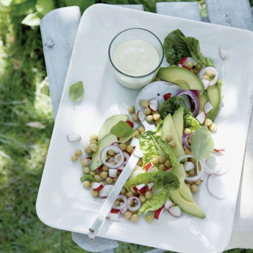 Z awokado i ciecierzycy z sosem jogurtowym.