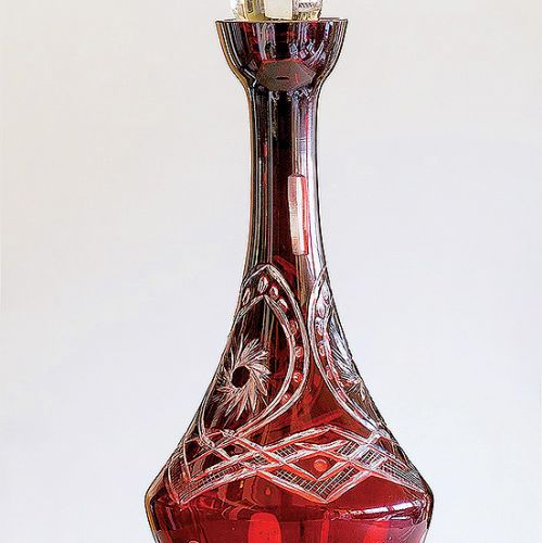 Z barwionego, rytowanego szkła. Do wódeczki