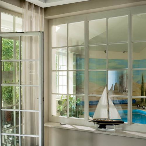 Z basenu, podobnie jak z przylegającego do niego saloniku, roztacza się piękny widok na ogród.