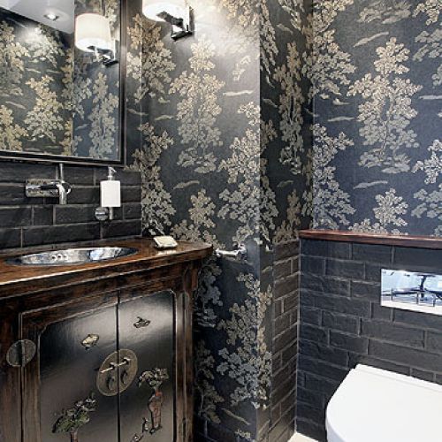 Z chińską tapetą Jp Baker i specjalnie wykutą wnęką na szafkę.