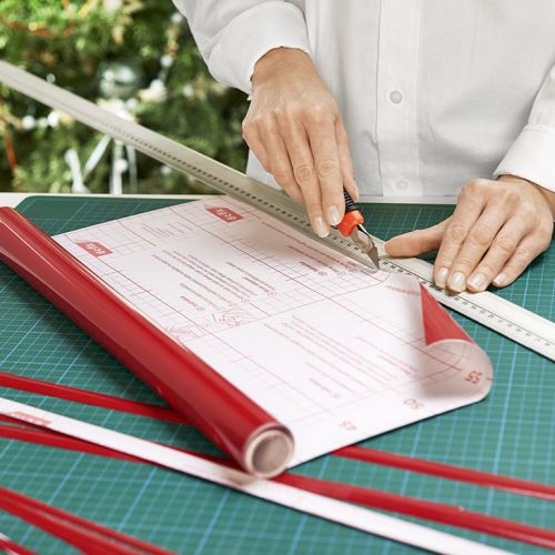 Z czerwonej okleiny wytnij paski o różnej grubości (w zależności od projektu własnego)