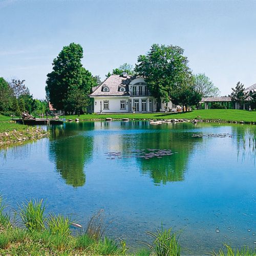 Z domu dla gości do głównego budynku, przypominającego tradycyjny polski dwór, wiedzie ?korytarz? o lekkiej