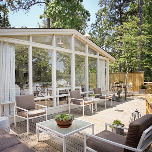 Z drewnianego tarasu rozpościera się widok na jezioro Hamilton.