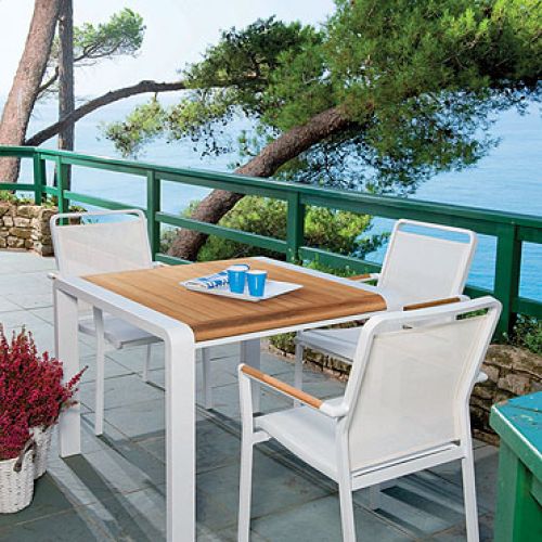 Z drewnianymi wstawkami. INTER ARCH. Meble ogrodowe i nie tylko