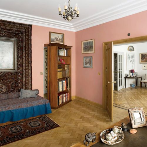 Z gabinetu prowadzi tajne przejście na korytarz. Wystarczy tylko przesunąc biblioteczkę.