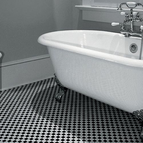 Z kolekcji Black White doskonale pasuje do stylu retro. Za metr kwadratowy zapłacimy 398 zł, za plaster (305