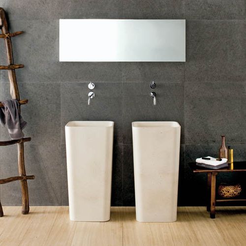 Z konglomeratu Moon Stone mogą być łączone z drewnem orzechowym. Wymiary: 35x43x85 cm. NEUTRA