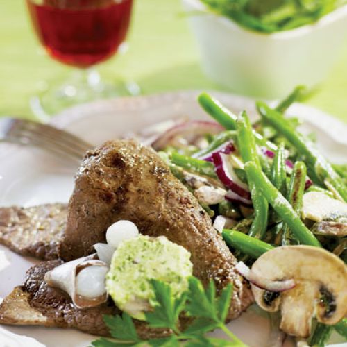 Z masłem ziołowym i fasolką szparagową.