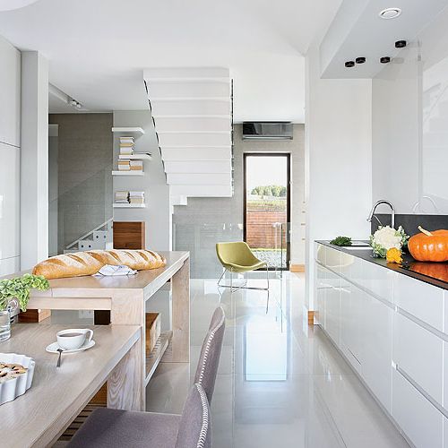 Z MDF-u zrobione są nie tylko szafki. Także trójwymiarowy panel na ścianie nad szczotkownym granitowym blatem.