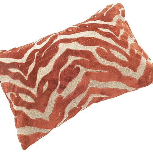 Z mięciutką fakturą. TK MAXX. Sztuka układania poduch