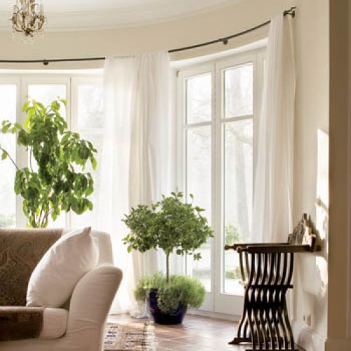 Z okien w salonie można podziwiać stary las.