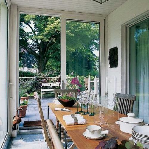 Z oszklonej jadalni można wyjść na taras.