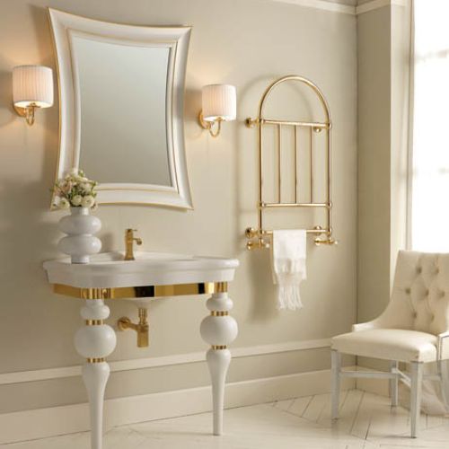 Z ozdobną konsolą, szerokość 90 cm, cena – 10 465 zł. Do wyboru taka o szerokości 70 cm. ONICA