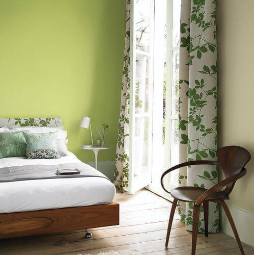 Z palety Kolory Świata wybieramy farby Plantacja Kawy i Beżowy Pled, ok. 55 zł/2,5 l, DULUX