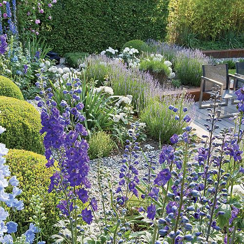 Z prowadzonego pod linijkę ogród staje się dziki, nieokiełznany.