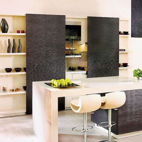 Z przesuwnymi drzwiami, fronty z drewnianej ryflowanej płyty. MEBEL RUST