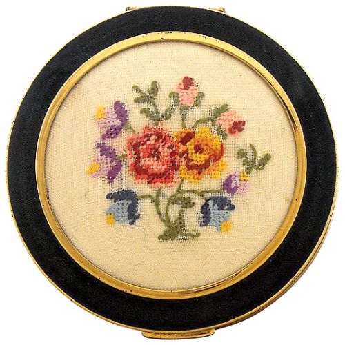 Z ręcznie haftowanym wieczkiem, 1960 r., Regent of London, Venroe Compacts