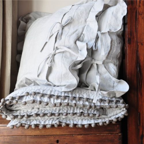 Z ręcznie robionymi bąbelkami zamiast frędzli oraz poduszka z falbanami i wiązaniami. Marta Guellard