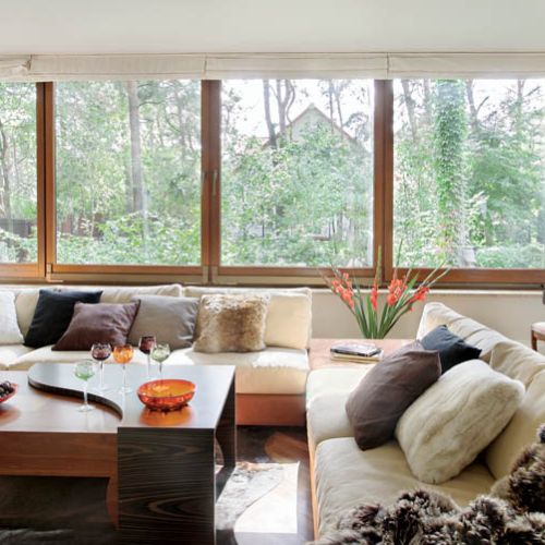 Z salonu można podziwiać bajkowy ogród.