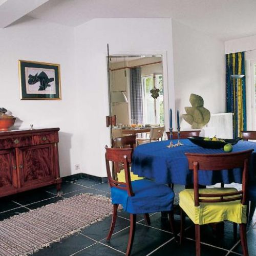 Z salonu można wejść do kuchni. Bunkier ze sztuką