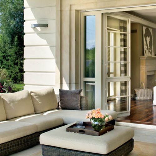 Z salonu wychodzi się na duży zadaszony taras. Idealne miejsce na popołudniowy wypoczynek i rodzinne spotkania.