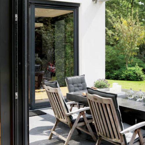 Z terasu widać las. Nowoczesny kubik w lesie