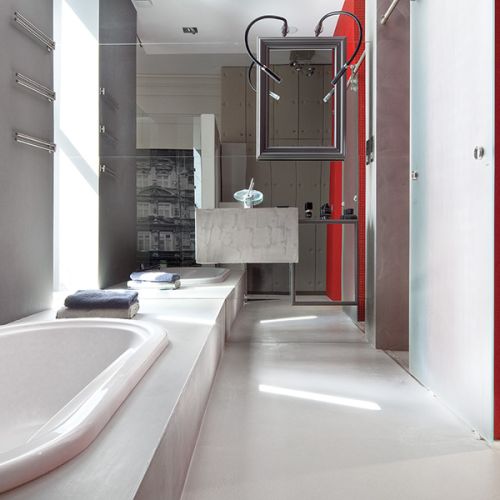 Z widokiem i dobrym dizajnem. Bateria umywalkowa - Hansa, prysznicowa od Hansgrohee. Zabawne kinkiety Snake