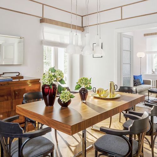 Jadalnia urządzona meblami Art deco.