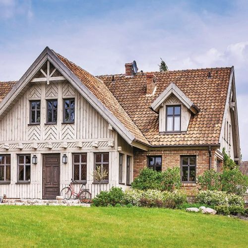 Z zewnątrz dom wygląda jak tradycyjne mazurskie siedlisko. W środku panuje styl francuski.