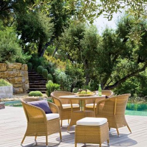 Za fotel Derby firmy Cane-line, zrobiony z włókien hularo, zapłacimy 1501 zł. Podnóżek Hampsted - 1088 zł.