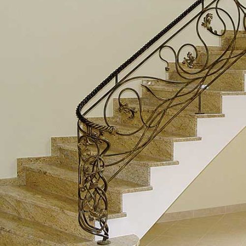 Za metr kwadratowy balustrady z roślinnym ornamentem zapłacimy 1660 zł netto (bez montażu). PRO-LINE ROBERT MĘSKI