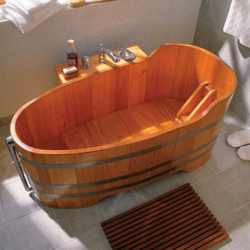 Za modrzewiową balię niemieckiej firmy Blumenberg zapłacimy 7380 zł. W komplecie panel do przykrycia armatury. WOODIMPEX