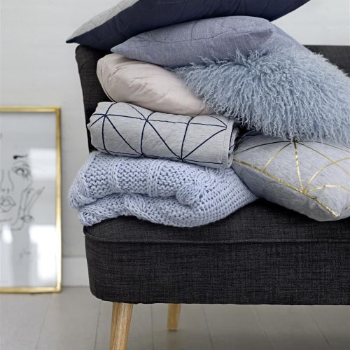 Za pomocą szarości stworzymy przestrzeń, która ukoi i zrelaksuje. Choć to kolor stonowany i zimy, dzięki dodatkom w postaci