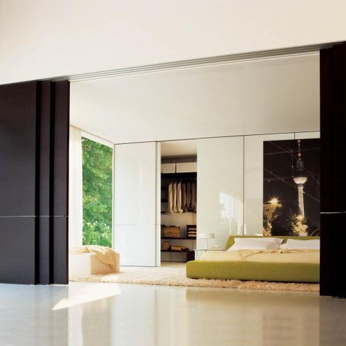 Za przesuwanymi drzwiami schowała się przestronna garderoba firmy Molteni (29 500 zł). Łóżko Clip (14