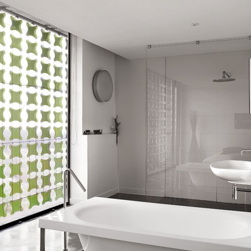 Za przytulny nastrój w sypialni odpowiadają ażurowe zewnętrzne żaluzje. Po pierwsze, pięknie wpuszczają światło, bo