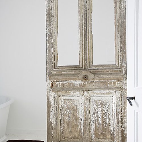 Za tymi drzwiami ukryta jest toaleta.