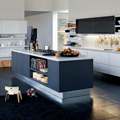 Zabawa kilkoma rodzajami szarości. Wyspa, szafki wiszące, stojące - wszystko w innych odcieniach. DADA