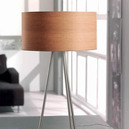 Zabawa proporcjami ? lampa stojąca Finn (640 zł). PHILIPS