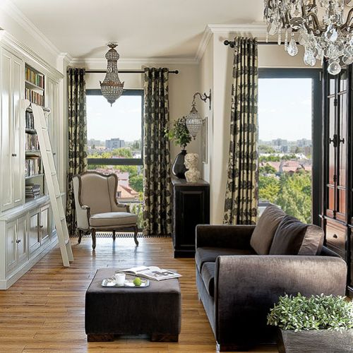 Zabudowa biblioteczna Chelsea, oświetlenie Vintagne, fotel Michelle z kolekcji French Chic oraz witryna Victoria.