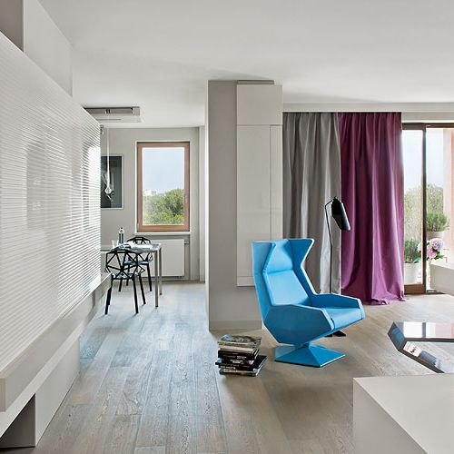 Zabudowa szafy z lakierowanego mdf-u odbija światło i powiększa wnętrze.