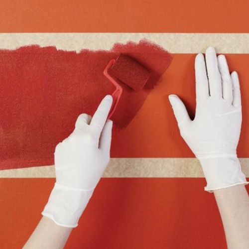 Zaczynamy od namalowania na ścianie pasa w kolorze bordo.