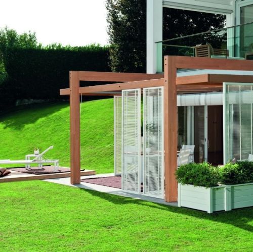 Przydomowa pergola drewniano-szklana.