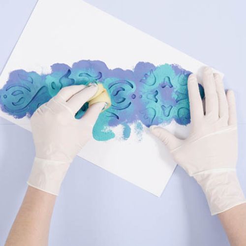 Zamaluj elementy wzoru najpierw najciemniejszym kolorem, potem podkoloruj jaśniejszą niebieską farbą. Na koniec