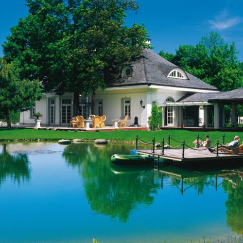 Zamiast basenu jest staw z rybami. Co oczywiście nie oznacza, że nie można się w nim kąpać.