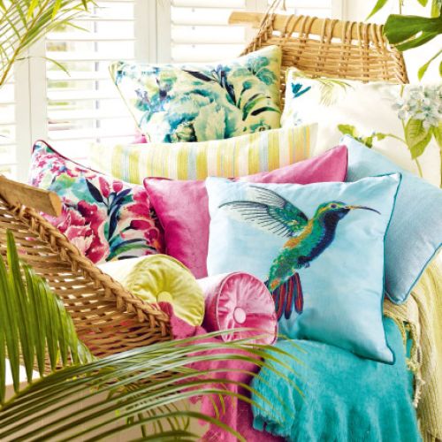 Zamiast malowania ścian, warto postawić na kolorowe poduszki.