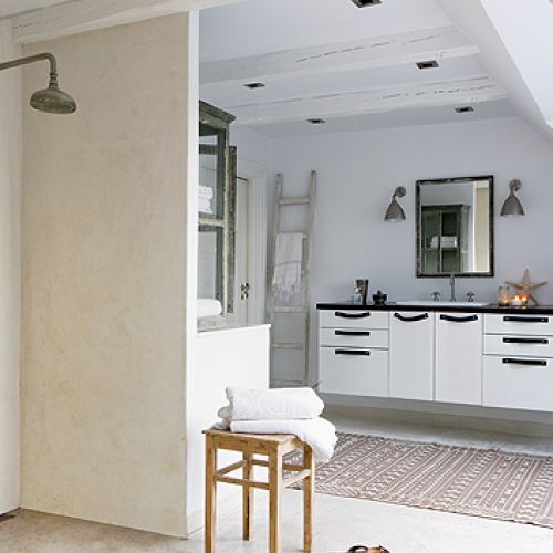 Zamiast wieszaka ogrodowa drabina. Biały dom z orientalnymi dodatkami