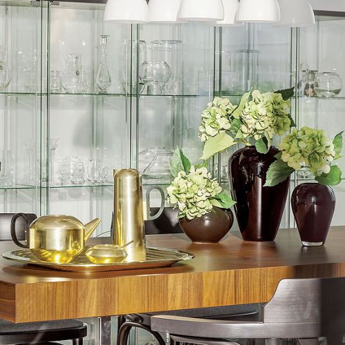 Zamiast współczesnych włączników światła zamontowano stylizowaną na Bauhaus serię 1930 Berkera, idealną do wnętrz z