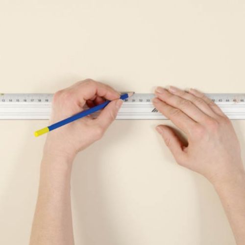 Zanim zabierzesz się do malowania, przy pomocy linijki lub poziomnicy wyznacz, jak będzie przebiegał wzór.