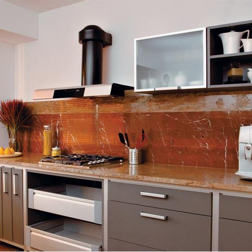 Zarówno blat, jak i obudowa ściany zrobione są z granitu New Ladys Dream. Blat kosztuje 505 zł/m2, okładzina ścienna