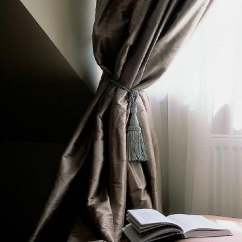 Zasłona udekorowana chwostem. Ze szlachetnym umiarem